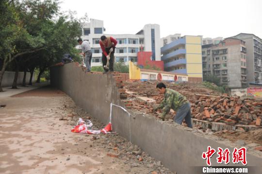 渠县小学操场被售续:挡道围墙被拆正建新操场