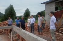 何世斌深入三板乡大雾村调研指导脱贫攻坚产业扶贫