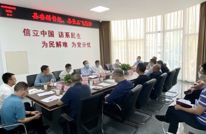 王飞在县社会治理中心接待来访群众