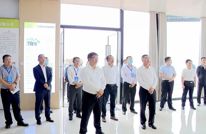 全市晚秋生产绩效赛评会与会人员来我县观摩