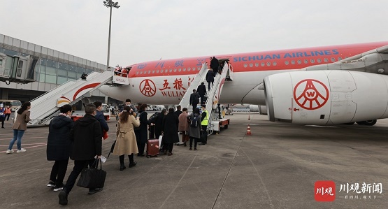 出席十三届全国人大五次会议的四川代表团代表启程赴京