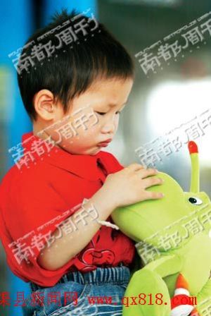 火车站伤童的回家路(图）