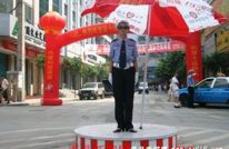 交警顶烈日飒爽英姿，交通畅无阻百姓称赞