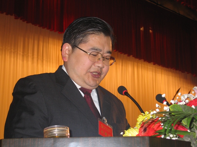 向此德做党代会工作报告