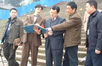 新年第一天县长检查春运和食品安全