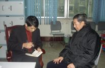 六旬儿苦留老房盼父归