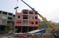 渠县多部门联动拆除违法建筑