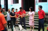 陈运英深入李馥乡慰问受灾群众