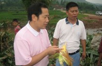 唐廷教深入三板乡慰问受灾群众