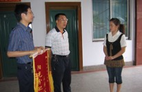公招教师获好评 考生送锦旗表心情
