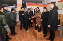 县委宣传部到南桥社区开展节前送温暖活动