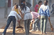 千佛乡1000余师生清扫街道获好评
