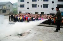 临巴二校开展地震避险演练和消防演练