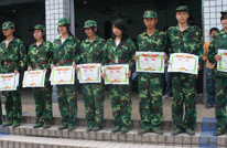 岩峰职中新生军训汇报表演