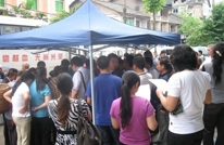 岩峰镇组织干部群众义务献血