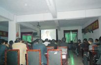 岩峰镇组织干部群众集中收看影片《雨中的树》