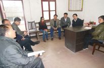 市直工委领导到岩峰镇检查“挂、包、帮”工作