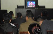 岩峰镇组织机关干部职工集中收看十八大开幕式