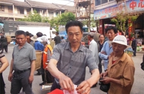 岩峰镇彰显大爱