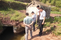 岩峰镇：弃休抗旱 奋战一线