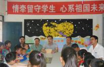 岩峰镇党委关怀慰问留守儿童