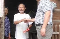 鹤林乡看望慰问老党员