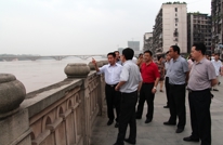 县委领导在渠江镇检查指导防汛工作