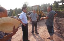 岩峰镇现场解决项目建设难题