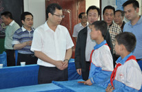 县领导深入三汇镇看望慰问留守儿童