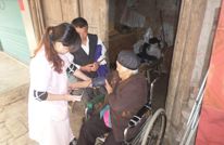 居家养老服务队深入大义残疾老人家中开展服务活动