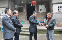 县委十一慰问团深入三汇镇开展慰问活动