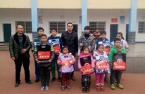 团县委来大义乡小学开展贫困学生慰问活动