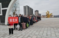 安北乡专车护送务工人员返岗