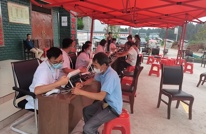 渠县清溪场镇卫生院为白花村老人做健康体检