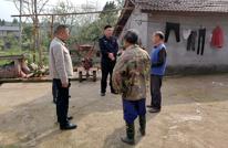 渠县李渡镇党员干部走村入户扎实开展“群众最不满意十件事”活动工作