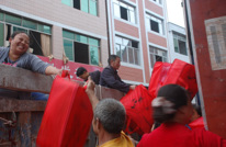 新市乡积极捐款购物援助报恩乡