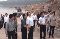 市长何健一行到文崇镇视察灾情、看望慰问受灾群众