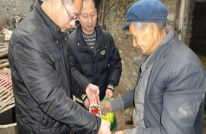 县住建局下派干部为困难群众送温暖