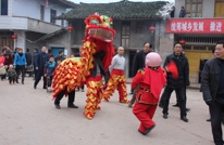 蔡和乡组织狮子队为群众拜年