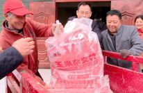 党员投身“转运员”农资分发保春耕