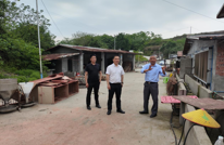 岩峰镇党委书记范江调研回龙村家庭农场和春耕育苗工作