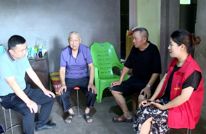 渠县：“送清凉”关爱独居老人