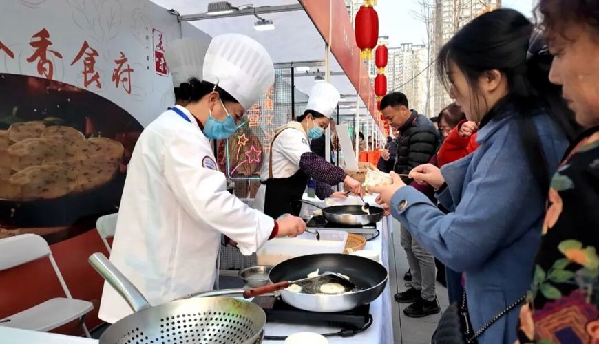 渠县组团亮相第十二届秦巴商品交易会 轻纺智造与非遗特产“圈粉”客商