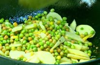嫩豌豆炒山药 鲜脆双拼藏春味