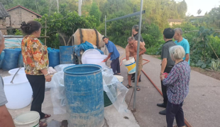 岩峰镇：党旗领航战旱情 精准送水保民生