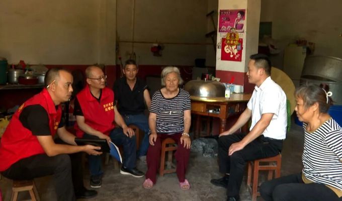 望溪镇堰坝村：夏日走访送清凉 用心服务解民忧